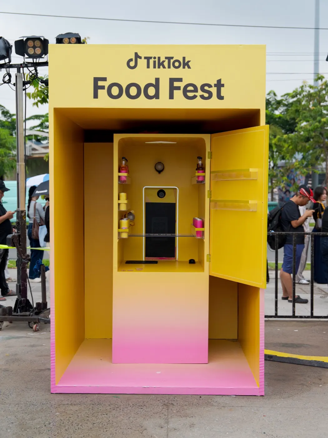 Trạm photobooth theo key visual tại TikTok Food Fest